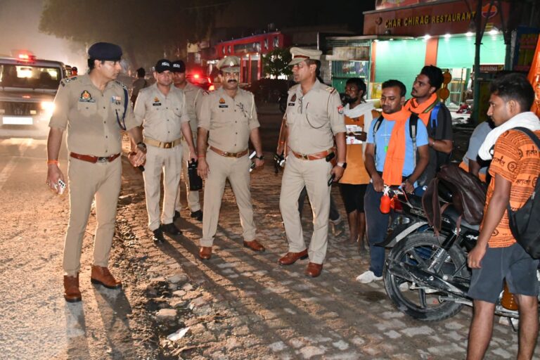 *देखो वायरल वीडियो ,हापुड़ – होटल में छापेमारी के दौरान युवक नग्न अवस्था में
