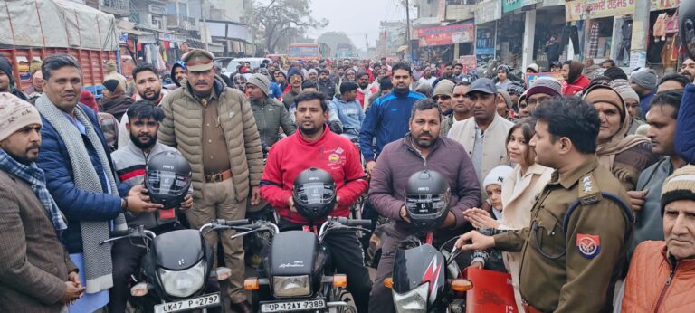 भाजपा नेता का बेटी के जन्मदिन पर अनोखा उपहार, बाइक सवरों को बांटे 251 हेलमेट