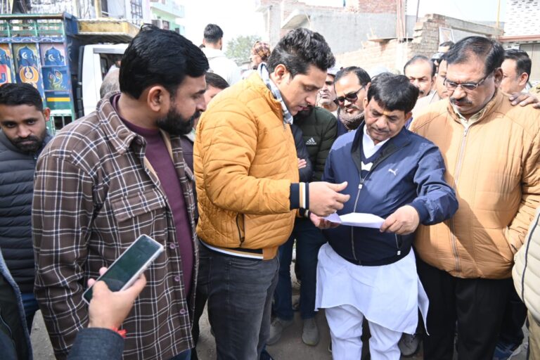 मंत्री कपिल देव अग्रवाल ने कृष्णापुरी स्थित एसटीपी प्लांट का किया निरीक्षण,मोहल्लेवासियों की सुनी समस्याएं अधिकारियों को दिए आवश्यक दिशा निर्देश
