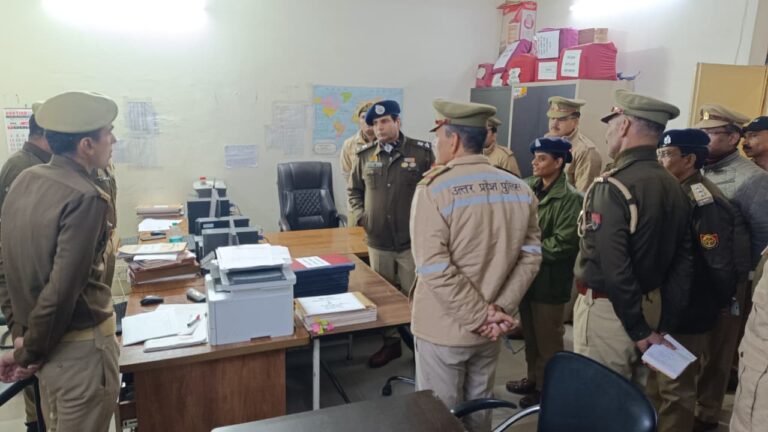 SSP मुजफ्फरनगर द्वारा पुलिस अधीक्षक अपराध कार्यालय परिसर में स्थित समस्त शाखाओं/थाना साइबर क्राइम व थाना एएचटी का निरीक्षण कर सम्बन्धित को दिए आवश्यक दिशा-निर्देश