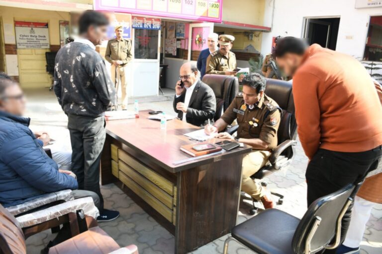 जिलाधिकारी व वरिष्ठ पुलिस द्वारा थाना मंसूरपुर पर किया गया समाधान दिवस का आयोजन, जनसमस्याओं को ध्यानपूर्वक सुनकर उनके गुणवत्तापूर्ण व त्वरित निस्तारण हेतु सम्बन्धित को निर्देशित किया गया