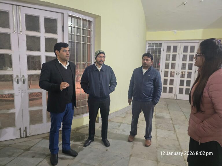 अपर जिलाधिकारी वित्त एवं राजस्व द्वारा प्रशासनिक अधिकारियों के साथ रैन बसेरों की व्यवस्थाओं का किया गया गहन निरीक्षण
