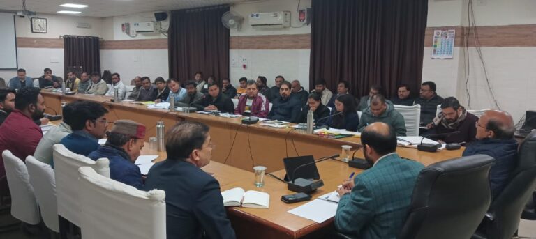 जिलाधिकारी की अध्यक्षता में विकास से  संबंधित निर्माण कार्यों की समीक्षा बैठक विकास भवन के सभागार में हुई आयोजित