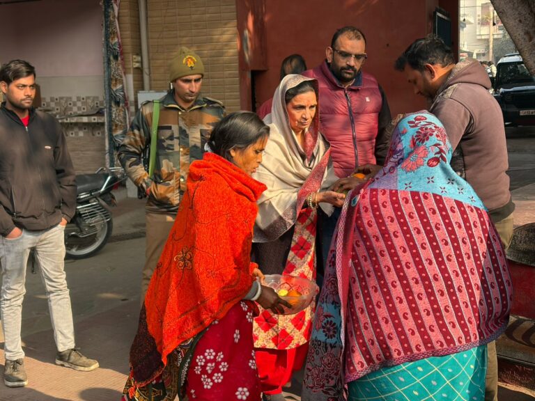 मकर संक्रांति पर सांसद हरेंद्र मलिक की धर्मपत्नी राजकुमारी मलिक ने कुष्ठ आश्रम में किया फल वितरण