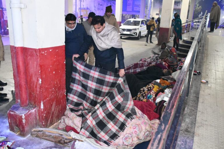 मानवीय संवेदनाओं की मिसाल बने वरिष्ठ पुलिस अधीक्षक मुज़फ्फरनगर,स्वयं सड़क पर उतरकर रात्रि में सड़क किनारे सो रहे गरीब, बेसहारा एवं असहाय लोगों को बांटे कंबल
