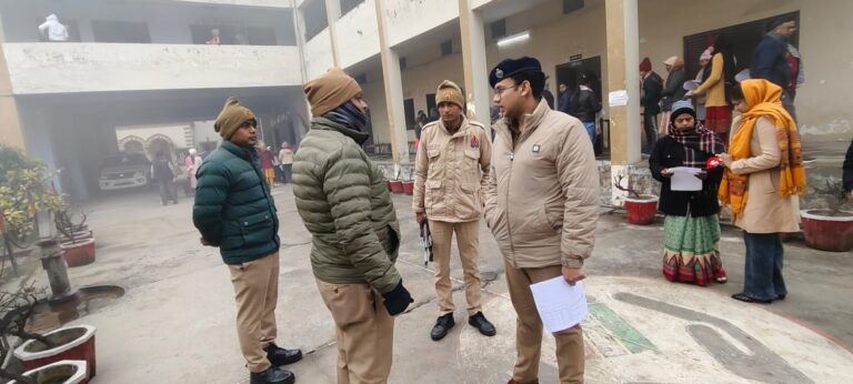 यूपी एलटी ग्रेड शिक्षक भर्ती परीक्षा को सकुशल एवं शांतिपूर्ण ढंग से सम्पन्न कराने हेतु सहायक पुलिस अधीक्षक/क्षेत्राधिकारी नगर द्वारा परीक्षा केन्द्रों का निरीक्षण, सुरक्षा व्यवस्था का जायजा लेते हुए सम्बन्धित अधिकारियों को आवश्यक दिशा-निर्देश दिए गए