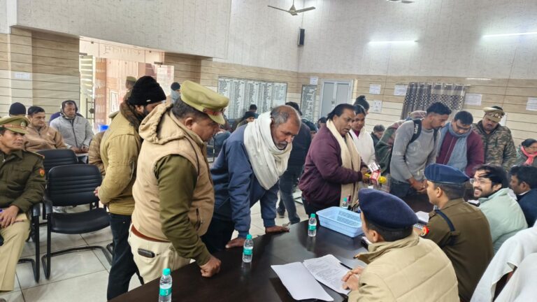 पुलिस अधीक्षक नगर एवं उपजिलाधिकारी सदर, मुजफ्फरनगर द्वारा पुलिस व प्रशासनिक अधिकारीगण के साथ तहसील सदर पर सम्पूर्ण समाधान दिवस के दौरान जनसमस्याओं को सुनकर उनके गुणवत्तापूर्ण व त्वरित निस्तारण हेतु सम्बन्धित को निर्देशित किया गया