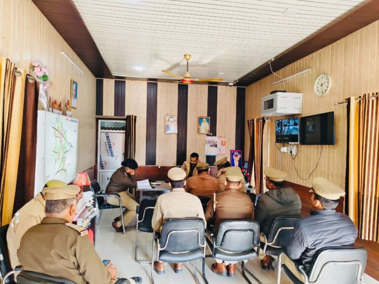 पुलिस अधीक्षक ग्रामीण, मुजफ्फरनगर द्वारा थाना जानसठ का आकस्मिक निरीक्षण कर थाने पर नियुक्त विवेचकों का अर्दली रूम किया गया