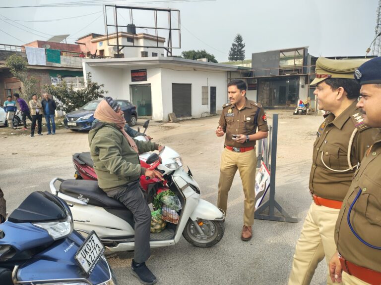 “नो हेलमेट – नो हाईवे” अभियान के अन्तर्गत पुलिस अधीक्षक नगर, मुजफ्फरनगर द्वारा सडक दुर्घटनाओं में कमी लाने के उद्देश्य से हाईवे पर दो पहिया वाहन चालकों को किया गया जागरुक, यातयात नियमों के पालन करने हेतु दिलायी गयी शपथ