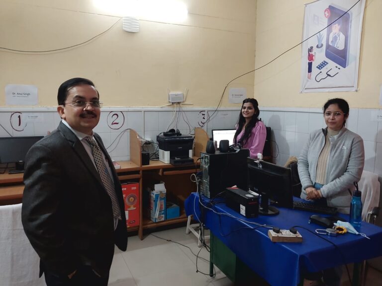 मुख्य चिकित्सा अधिकारी मु०नगर द्वारा जिला चिकित्सालय परिसर स्थित विभिन्न इकाइयों का किया गया निरीक्षण