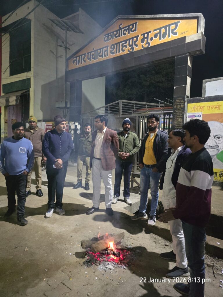 अपर जिलाधिकारी वित्त एवं राजस्व द्वारा नगर पंचायत शाहपुर में संचालित रैन बसेरे एवं अलाव स्थलों का किया गया निरीक्षण