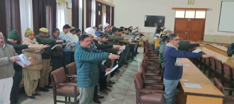 उप जिला निर्वाचन अधिकारी/अपर जिलाधिकारी प्रशासन एवं अपर जिला अधिकारी न्यायिक द्वारा समस्त अधिकारी एवं कर्मचारी गणों को जिला पंचायत सभागार में दिलाई गई राष्ट्रीय मतदाता जागरूकता की शपथ