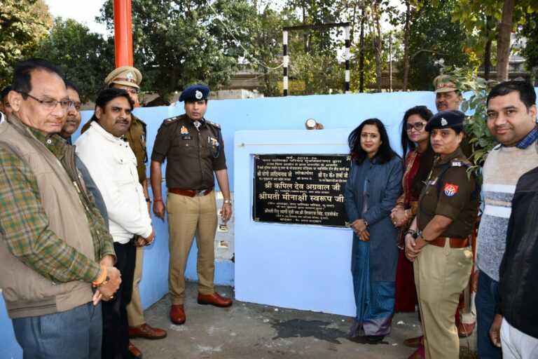 वरिष्ठ पुलिस अधीक्षक एवं नगर पालिका अध्यक्षा मुजफ्फरनगर द्वारा रिजर्व पुलिस लाईन मुजफ्फरनगर परेड ग्राउंड की दर्शक दीर्घा में नव निर्मित टीन शैड का किया गया उदघाटन