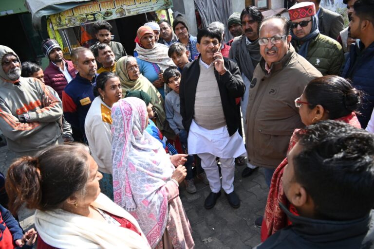मंत्री कपिल देव अग्रवाल ने आवास विकास कॉलोनी का किया निरीक्षण, ईओ नगर पालिका को दिए सफ़ाई व मूलभूत सुविधाओं के निर्देश
