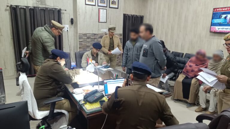 शासन द्वारा निर्गत आदेशों-निर्देशों के क्रम में वरिष्ठ पुलिस अधीक्षक मुजफ्फरनगर द्वारा पुलिस कार्यालय में जनसुनवाई के दौरान जनता की शिकायतों को ध्यानपूर्वक सुना गया तथा उनके त्वरित एवं गुणवत्तापूर्ण निस्तारण हेतु सम्बन्धित को निर्देशित किया गया