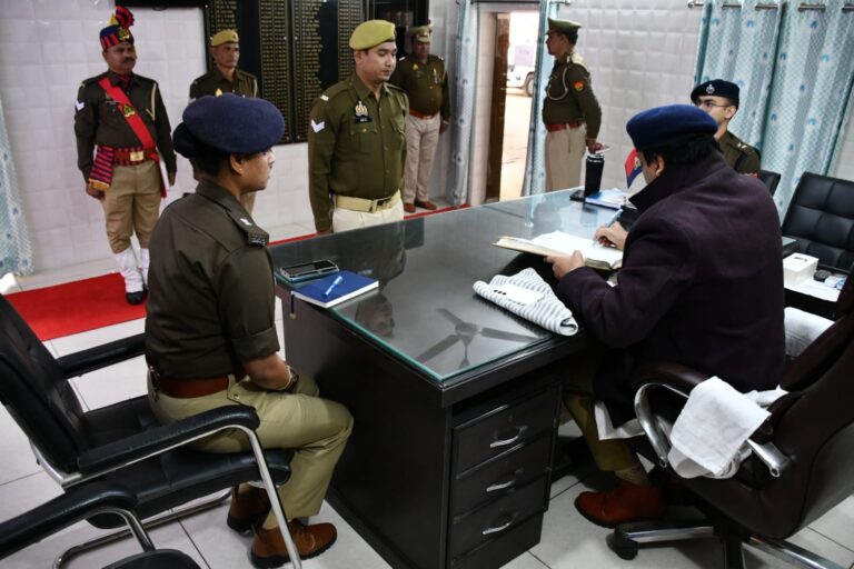 अनुशासन एवं कार्यप्रणाली सुदृढ़ करने हेतु वरिष्ठ पुलिस अधीक्षक, मुजफ्फरनगर द्वारा रिजर्व पुलिस लाइन में लिया गया अर्दली रूम