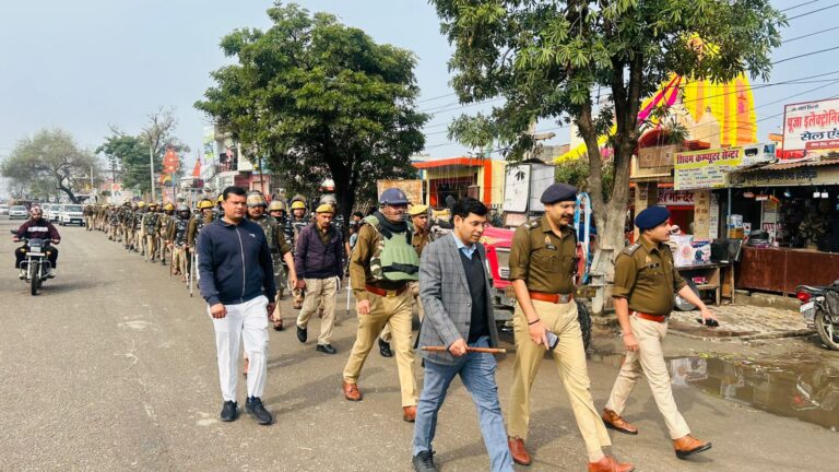 आगामी पर्व व त्यौहारों के दृष्टिगत जनपद में कानून एवं शान्ति व्यस्था बनाये रखने तथा सुरक्षा व्यवस्था सुदृढ़ रखने के उद्देश्य से पुलिस अधीक्षक ग्रामीण एवं अपर जिलाधिकारी(वित्त) द्वारा थानाक्षेत्र भोपा में पुलिस बल के साथ(मय दंगा नियंत्रण उपकरण)  फ्लैग मार्च कर सम्बन्धित को आवश्यक दिशा निर्देश दिए गए