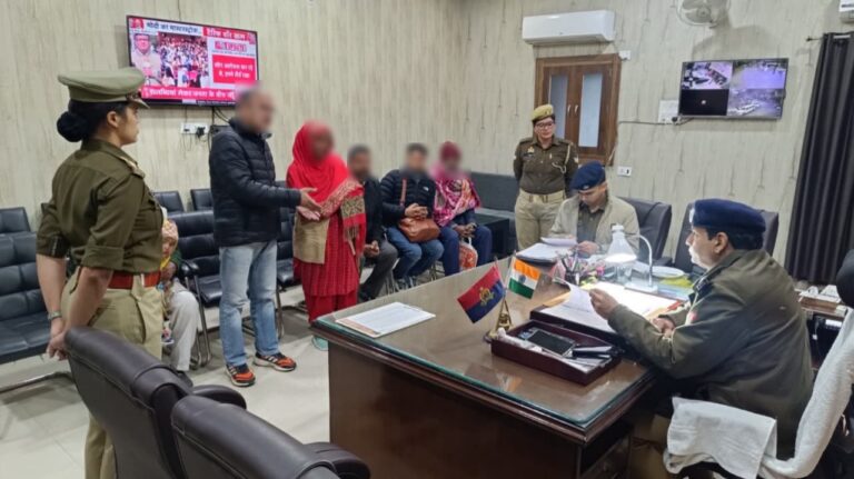 शासन द्वारा निर्गत आदेशों-निर्देशों के क्रम में वरिष्ठ पुलिस अधीक्षक मुजफ्फरनगर द्वारा पुलिस कार्यालय में जनसुनवाई के दौरान जनता की शिकायतों को ध्यानपूर्वक सुना गया तथा उनके त्वरित एवं गुणवत्तापूर्ण निस्तारण हेतु सम्बन्धित को निर्देशित किया गया