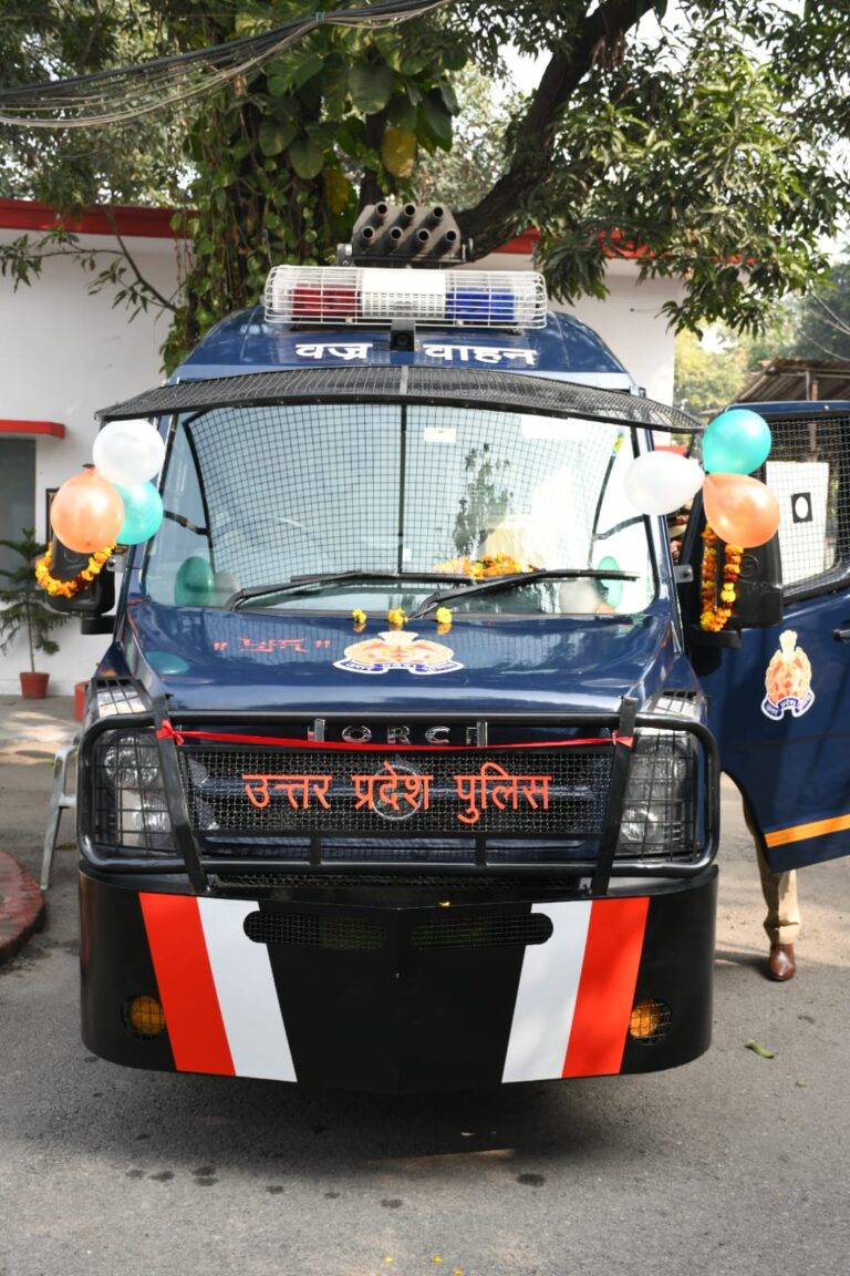वरिष्ठ पुलिस अधीक्षक, मुजफ्फरनगर द्वारा जनपद को प्राप्त नवीन वज्र वाहन का फीता काटकर विधिवत उद्घाटन/लोकार्पण किया गया