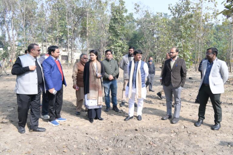 27 करोड़ की लागत से बनने जा रहे बहुआयामी ऑडिटोरियम का मंत्री कपिल देव अग्रवाल ने किया स्थल निरीक्षण
