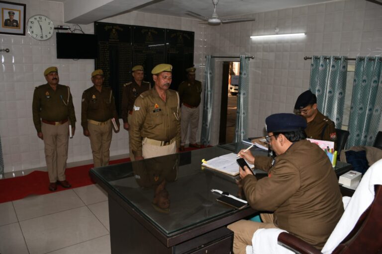 अनुशासन एवं कार्यप्रणाली सुदृढ़ करने हेतु वरिष्ठ पुलिस अधीक्षक, मुजफ्फरनगर द्वारा रिजर्व पुलिस लाइन में लिया गया अर्दली रूम