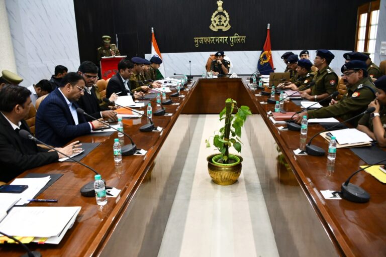 वरिष्ठ पुलिस अधीक्षक मुजफ्फरनगर संजय कुमार वर्मा  द्वारा पुलिस लाइन स्थित सभागार कक्ष में जनपद के पुलिस अधिकारियों के साथ अपराध गोष्ठी कर कानून व्यवस्था की समीक्षा करते हुए आवश्यक दिशा -निर्देश दिये गये