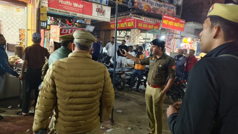 पुलिस अधीक्षक नगर मुजफ्फरनगर द्वारा नगर क्षेत्र के मीनाक्षी चौक पर अभियान चलाकर अतिक्रमण हटवाया गया तथा आवश्यक दिशा-निर्देश दिए गये