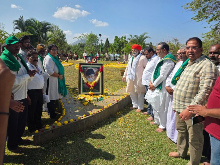 चौधरी राकेश टिकैत ने कर्नाटक के बड़े किसान नेता प्रोफेसर नन्जुन्दा स्वामी की पुण्यतिथि  पर उनकी समाधि पर  पुष्प अर्पित किये