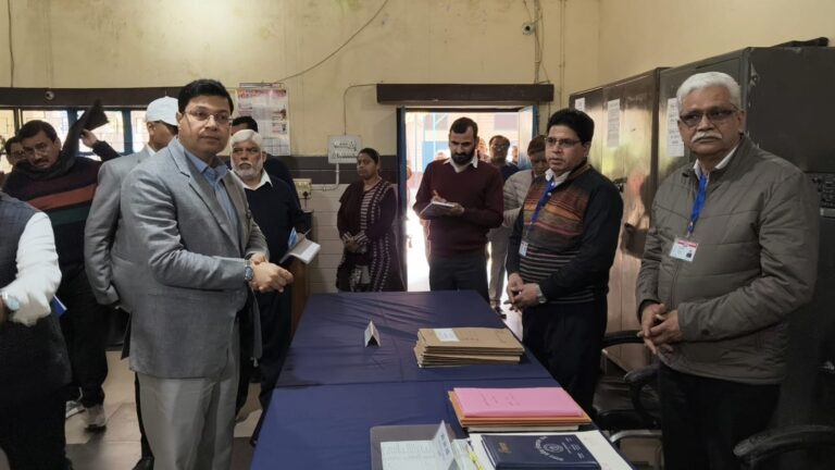 कमिश्नर डॉ. रुपेश कुमार ने मुजफ्फरनगर में किया जबरदस्त दौरा,कलेक्ट्रेट, तहसील, नगर पालिका, ब्लॉक का किया गहन निरीक्षण