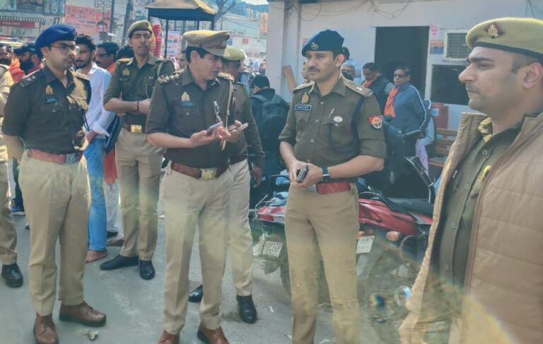 महाशिवरात्रि पर्व पर पुलिस अधीक्षक नगर, मुजफ्फरनगर द्वारा शिव चौक मंदिर में सुरक्षा व्यवस्था का किया निरीक्षण, अधिनस्थों को दिए आवश्यक दिशा-निर्देश
