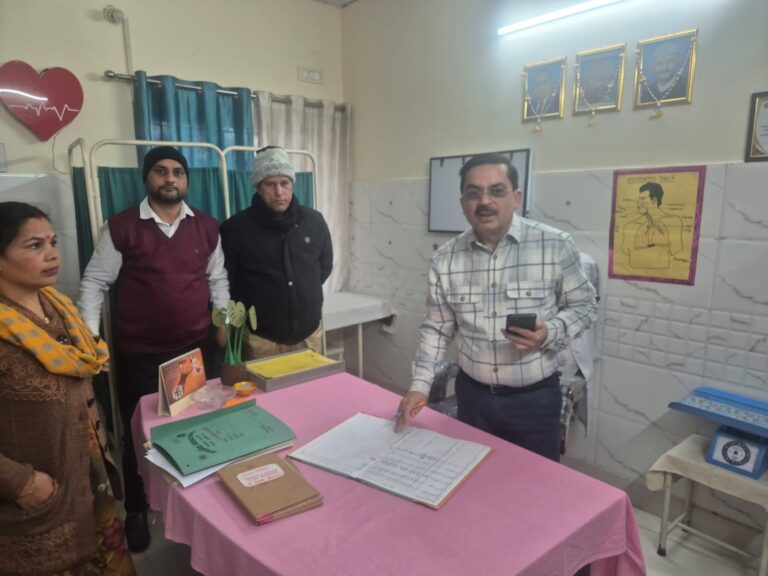 मुख्यमंत्री आरोग्य स्वास्थ्य मेलों का मुख्य चिकित्सा अधिकारी द्वारा निरीक्षण