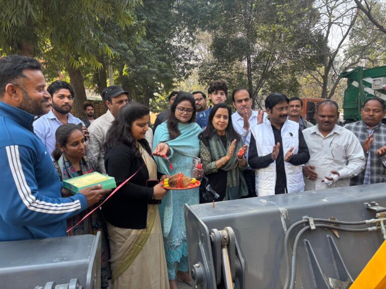 मुजफ्फरनगर  – आधुनिक संसाधनों से सशक्त हुई पालिका, मीनाक्षी स्वरूप ने किया जेसीबी का लोकार्पण