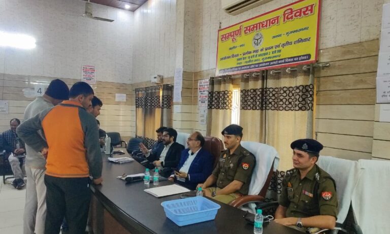 अपर जिलाधिकारी(प्रशासन) व पुलिस अधीक्षक नगर मुजफ्फरनगर द्वारा पुलिस व प्रशासनिक अधिकारीगण के साथ तहसील सदर पर सम्पूर्ण समाधान दिवस के दौरान जनसमस्याओं को ध्यानपूर्वक सुनकर उनके गुणवत्तापूर्ण व त्वरित निस्तारण हेतु सम्बन्धित को निर्देशित किया गया