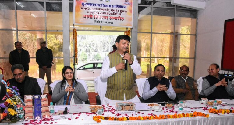 मंत्री कपिलदेव अग्रवाल ने सौंपी जरूरतमंदों ओर बेघरों को उनके खुद के प्रधानमंत्री आवास की चाबियां, मिठाई खिलाकर दी शुभकामनाएं