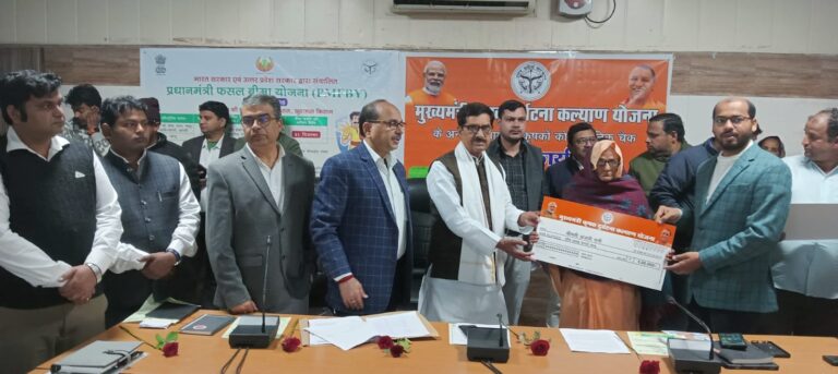 जिला पंचायत अध्यक्ष ने प्रधानमंत्री फसल बीमा योजना एवं मुख्यमंत्री कृषक दुर्घटना कल्याण योजना के अंतर्गत पात्र लाभार्थियों को सहायता धनराशि के सांकेतिक चेक प्रदान किए