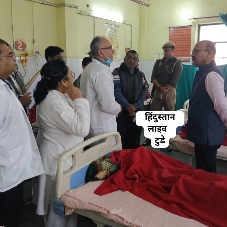 जिलाधिकारी ने आज जिला अस्पताल पहुंचकर एक्सीडेंट में घायल हुए श्रमिको का लिया हाल-चाल