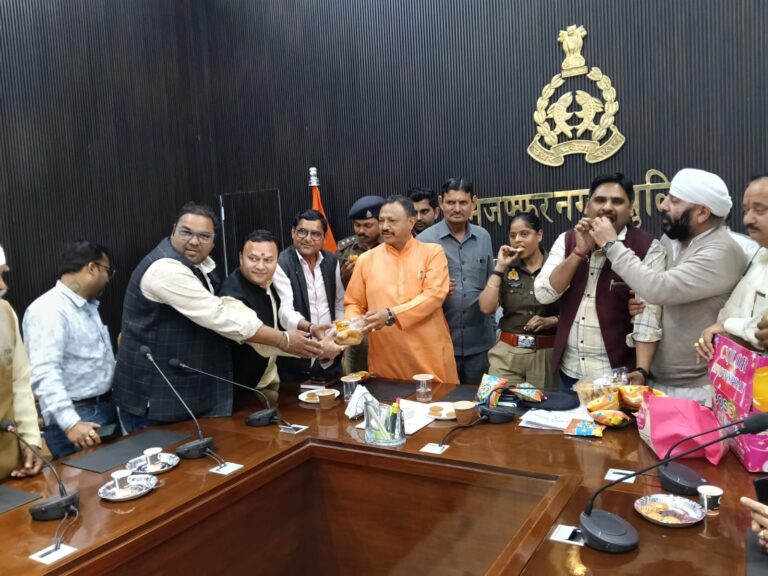 पुलिस अधीक्षक अपराध मुजफ्फरनगर इन्दु सिद्धार्थ द्वारा व्यापार मंडल के पदाधिकारियों के साथ की गई गोष्ठी आयोजित,सुरक्षा व साइबर अपराध पर किया गया जागरूक, होली पर्व को सकुशल सम्पन्न कराने हेतु दिए आवश्यक दिशा-निर्देश