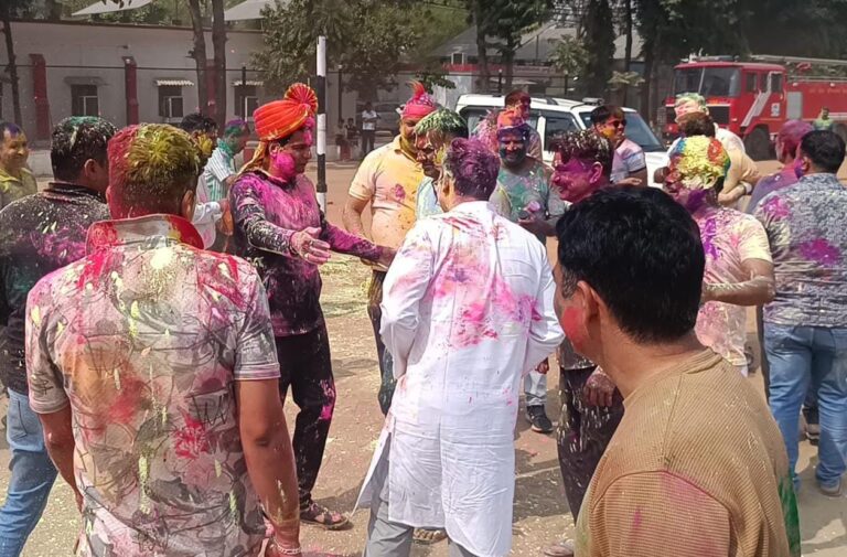 SSP मुजफ्फरनगर द्वारा रिजर्व पुलिस लाईन में पुलिसकर्मियों व पुलिस परिवार के सदस्य़ों के साथ होली खेलकर हर्षोल्लास से होली का पर्व मनाया गया सभी को दी होली की शुभकामनाएं