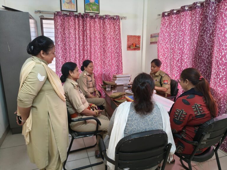 पुलिस अधीक्षक अपराध इन्दु सिद्धार्थ द्वारा वन स्टॉप सेंटर का निरीक्षण कर सम्बन्धित को आवश्यक दिशा-निर्देश दिये गये