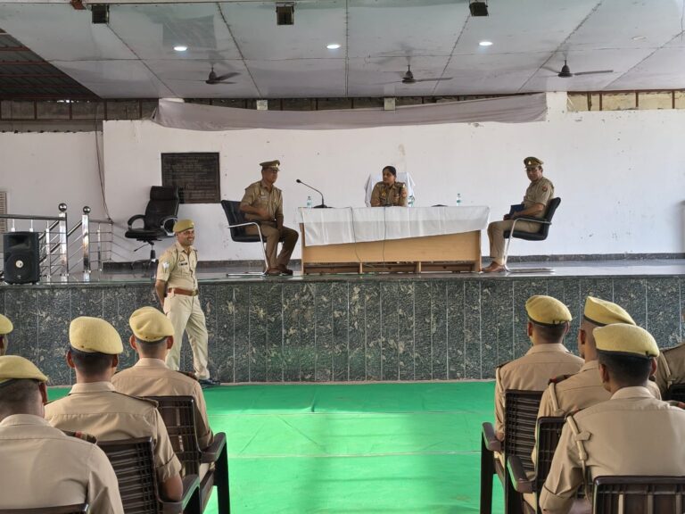 एसपी क्राइम मुजफ्फरनगर द्वारा रिजर्व पुलिस लाईन में सैनिक सम्मेलन का आयोजन कर प्रशिक्षु पुलिसकर्मियों की व्यक्तिगत/विभागीय समस्याओं को सुनकर निस्तारण हेतु सम्बन्धित को किया निर्देशित