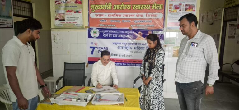 मुख्य चिकित्सा अधिकारी द्वारा मुख्यमंत्री आरोग्य स्वास्थ्य मेलों का निरीक्षण