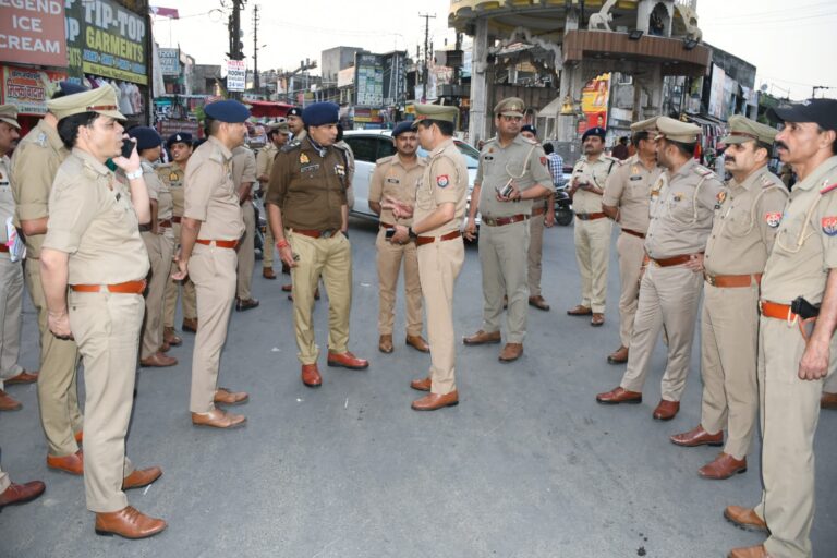 SSP मुजफ्फरनगर संजय कुमार वर्मा द्वारा नगर क्षेत्र में पुलिस बल के साथ फ्लैग मार्च कर लिया गया सुरक्षा व्यवस्था का जायजा, अधिनस्थों को दिए आवश्यक दिशा-निर्देश