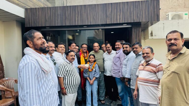 नगर पालिकाध्यक्ष मीनाक्षी स्वरूप ने किया नव नामित सभासदों का अभिनंदन