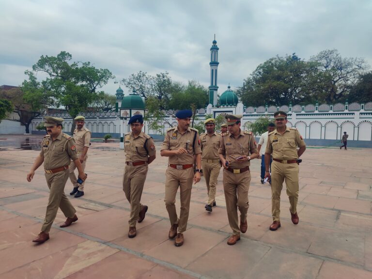 अलविदा जुम्मा, ईद व नवरात्र के दृष्टिगत एसपी सिटी  व एडीएम (प्रशासन) द्वारा पुलिस व प्रशासनिक अधिकारीगण के साथ नगर क्षेत्र में किया फ्लैग मार्च