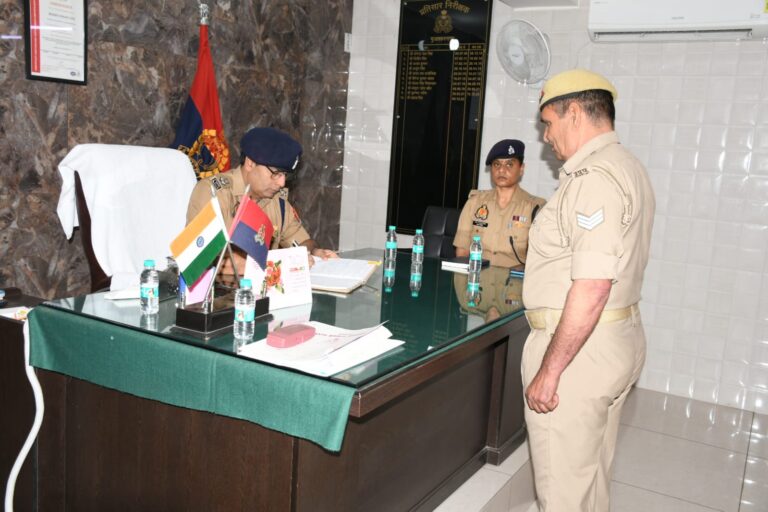 अनुशासन एवं कार्यप्रणाली सुदृढ़ करने हेतु वरिष्ठ पुलिस अधीक्षक, मुजफ्फरनगर द्वारा रिजर्व पुलिस लाइन में लिया गया अर्दली रूम