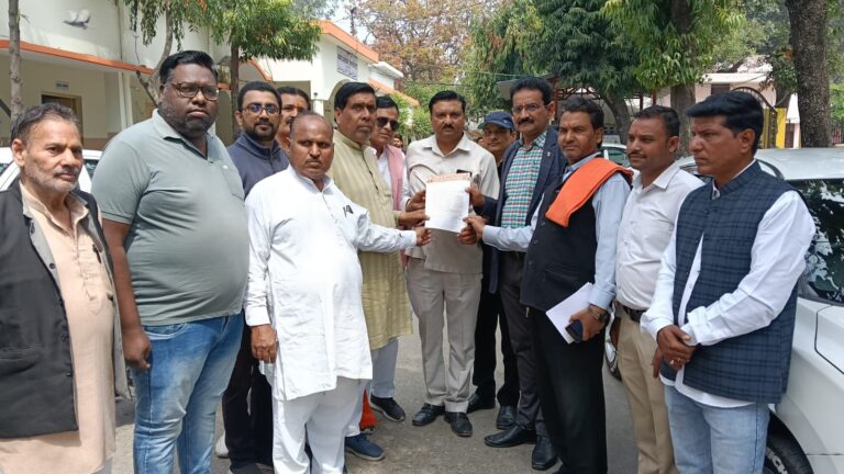 शहर शमशान घाट के आसपास कमर्शियल एवं आवासीय कॉलोनी शत्रु संपत्ति की भूमि को कब्जा मुक्त करने के उद्देश्य से हिंदू संघर्ष समिति ने दिया ज्ञापन