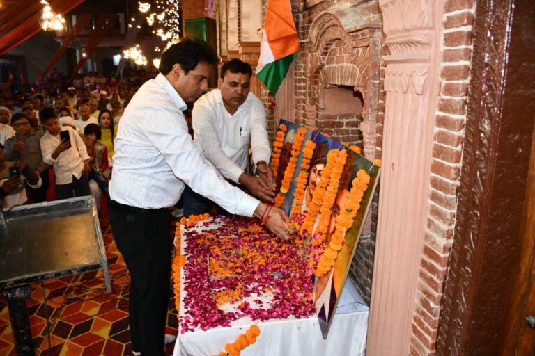 शहीद दिवस के अवसर पर एसएसपी मुजफ्फरनगर द्वारा अमर शहीदों को दी गयी भावपूर्ण श्रद्धांजलि, ग्राम सोरम में आयोजित कार्यक्रम में शहीदों के चित्र पर किया माल्यार्पण