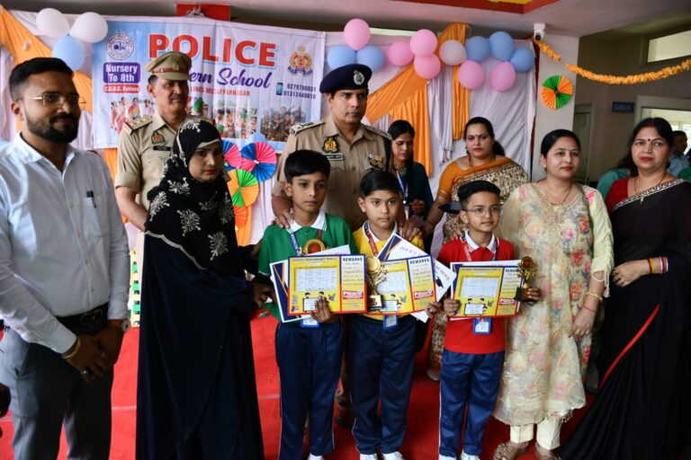 पुलिस मॉडर्न स्कूल मुजफ्फरनगर में ‘दीक्षांत समारोह’ का भव्य आयोजन, एसएसपी  संजय कुमार वर्मा द्वारा मेधावी छात्र-छात्राओं को किया गया सम्मानित