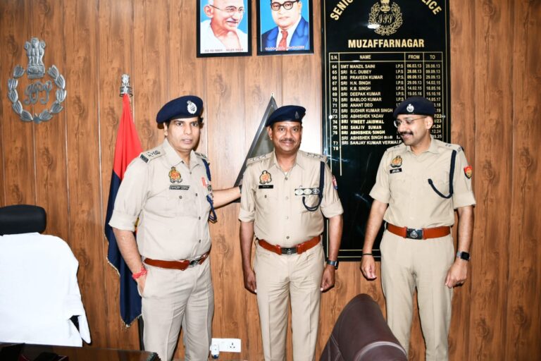 निरीक्षक से डीएसपी पद पर प्रोन्नत अधिकारियों को एसएसपी व एसपी ग्रामीण ने स्टार लगाकर दी शुभकामनाएं