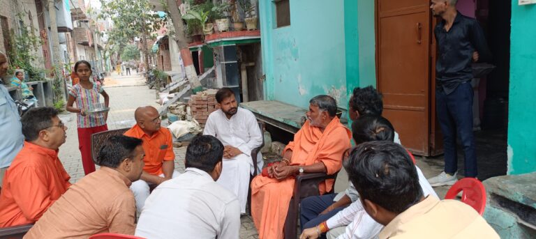 स्वामी यशवीर महाराज ने गाजियाबाद के लोनी निवासी मृतक नितिन के परिजनों से मुलाकात कर हर संभव मदद का दिया आश्वासन